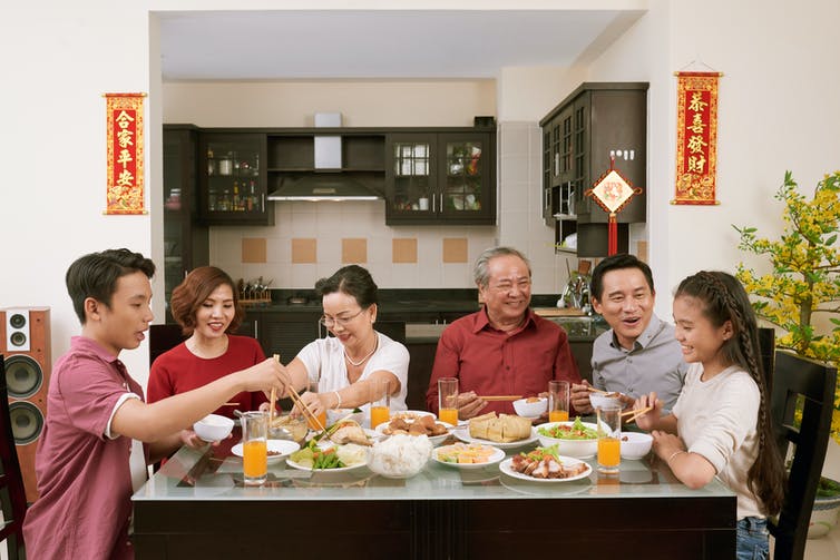 一家人圍著桌子吃飯