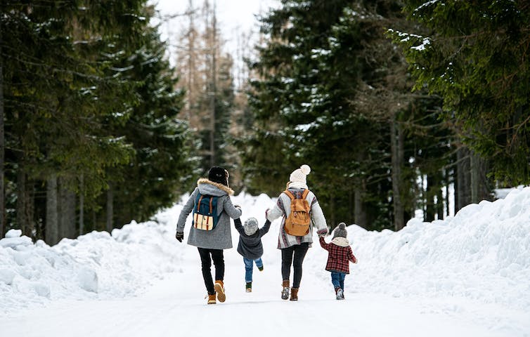 一家人走在雪地裡